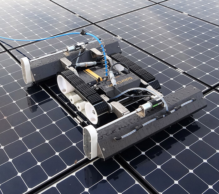 Robô SolarCleano realizando limpeza robotizada de placas solares